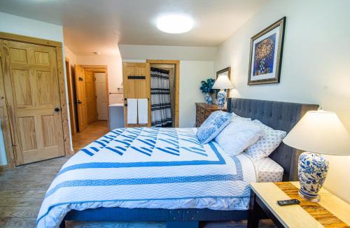 Knik-Fairview House | Majestic View Roundhouse - Relax Room