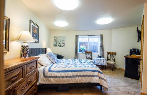 Knik-Fairview House | Majestic View Roundhouse - Relax Room