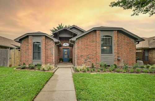 South Arlington House | Mansfield Farmhouse, Hot Tub, Arcade, Near AT&T Stadium, Sleeps 6 + Pets OK