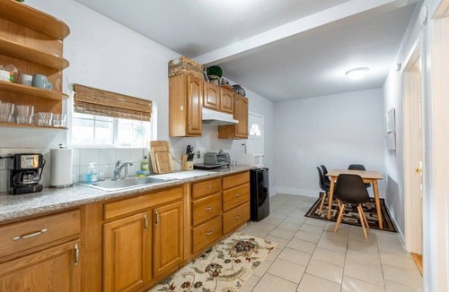 El Granada Cottage | Marbella Lane - 2BR Guest House Dtwn RWC Pking