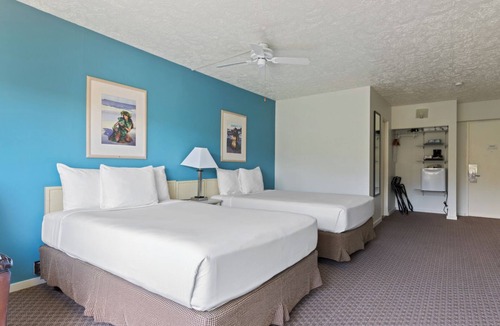 Kahului Hotel | Maui Escape | Harbor Views | Outdoor Pool | 4.7 mi to Maui Tropical Plantation