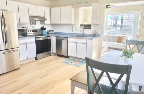 Clearwater Cottage | Mellow Yellow - The Perfect Family Beach Getaway!