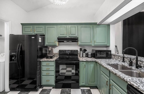 Lexington House | Midnight Lexington Newly Remodeled Designer Stay