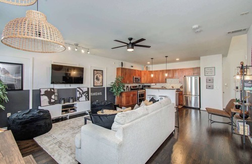 Central Business District Apartment | Midtown Urban Retreat | 2story 1BD/1.5BA Apartment