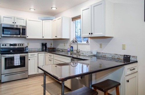 Badger Apartment | Minutes to Ft Wainwright