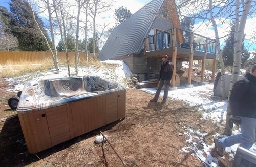 Divide Cabin | Mnt View, Private Deck, Full Kitchen, Dog Friendly
