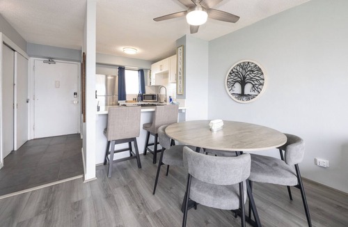 McCully - Moiliili Condo | Modern 2bdrm condo in Waikiki with full kitchen and convenient free parking.
