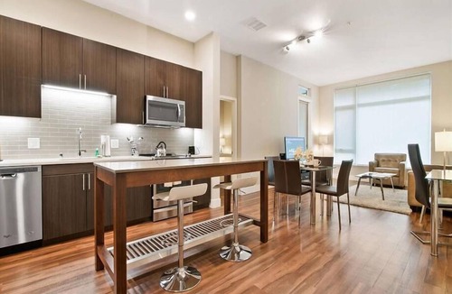 Shoreline West Apartment | Modern 2BR | Ideal for Business | Free WiFi | Downtown Mopuntain View