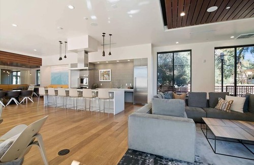 Shoreline West Apartment | Modern 2BR | Ideal for Business | Free WiFi | Downtown Mopuntain View