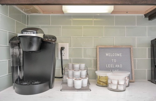 East Downtown Houston House | Modern 3 BR 4 BA! ♨️Hot Tub along with Putting Green ♨️ EaDo Houston