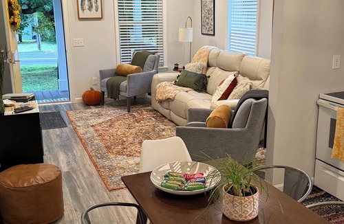 Stanton House | Modern 3bed 2bath, short drive to RRG, walk to stores and restaurants! So clean!