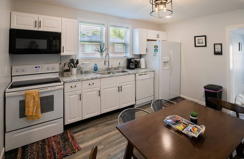 Stanton House | Modern 3bed 2bath, short drive to RRG, walk to stores and restaurants! So clean!