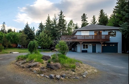 Homer Apartment | Modern and Clean 2 BR Sleeps 6 Across from Kachemak Bay - Minutes to the Spit!