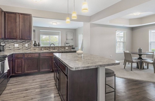 Sunbury Apartment | Modern Apartment in Prime Location (ID9540X31)
