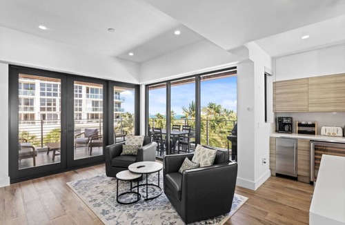 North Beach House | Modern beach house w rooftop jacuzzi & luxury beds