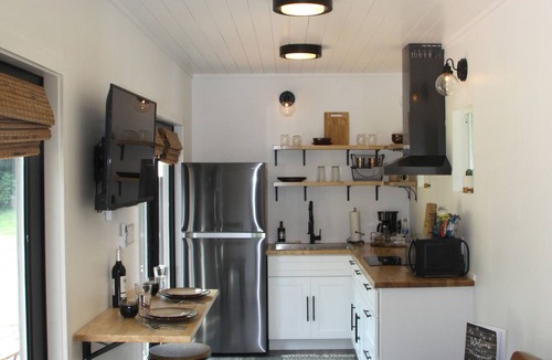 McArthur Cabin | Modern Container Retreat with Private Hot Tub near Hocking Hills Attractions