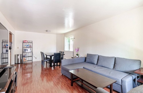 Albany Apartment | Modern & Cozy 2 Bedroom 2 Bathroom Suite with Sofabed 75" TV