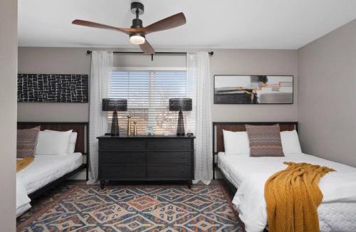 The Gate House | Modern Escape: 5BR/2.5BA Near St. Louis Must-Sees