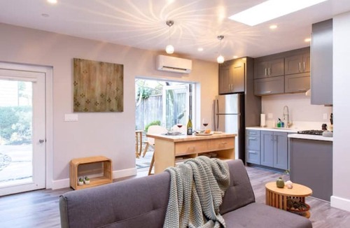 Tamalpais-Homestead Valley Cottage | Modern Garden View Home w/free parking, unique art & furniture: a Superhost