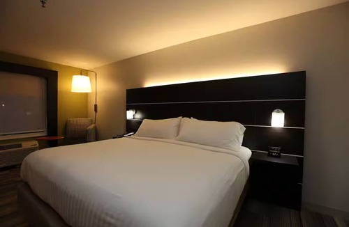 Lupton City Hotel | Modern Hixson Stay | 1 King Bed | Near Downtown Chattanooga Attractions