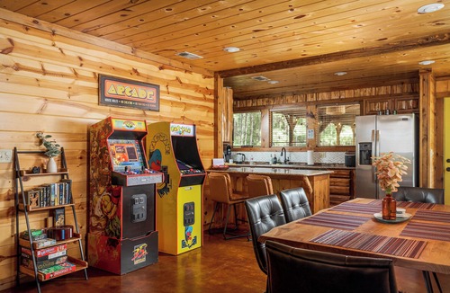 Hochatown Cabin | Modern Hochatown Cabin: 2 King Suites w/Private Baths, Hot Tub & Arcade