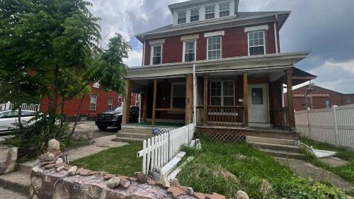 Near East Columbus House | Modern Home, 8 Min to Airport and 5 Min to OSU