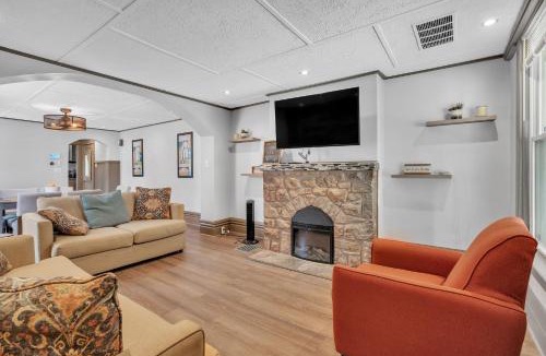 Near East Columbus House | Modern Home, 8 Min to Airport and 5 Min to OSU