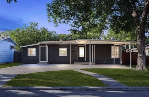 Shearer Hills - Ridgeview House | Modern Home in Central SA/10 min to Downtown! River Walk! The Alamo!