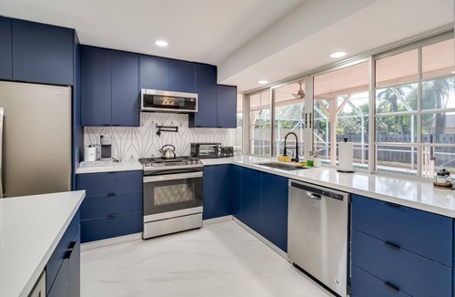 Sunrise House | MODERN HOME WITH HEATED POOL! CLOSE TO SAWGRASS MILLS MALL! FLEXIBLE CHECK IN