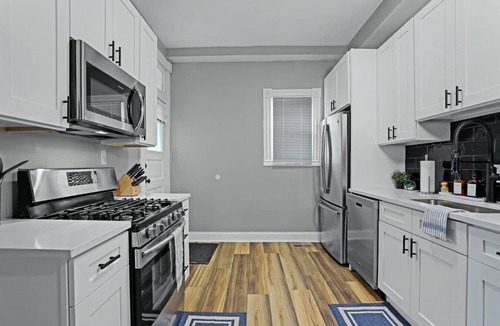 Shaw House | Modern Luxury Retreat |Pet-Friendly |Hot Tub |BBQ