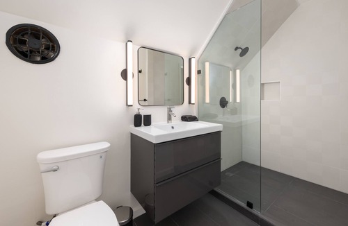 Duboce Triangle Apartment | Modern stunner in the heart of Duboce Triangle/Castro