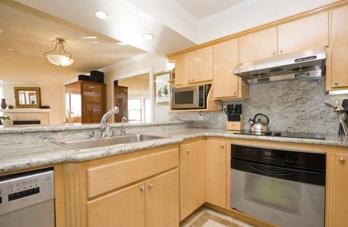 Outer Richmond Condo | MONTHLY SUMMER OCEANFRONT CITY LIVING w/VIEW, balcony