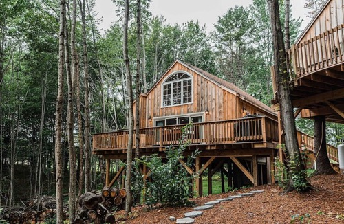 Belgrade House | MoonLight Treehouse | Hot Tub · Lakefront Retreat