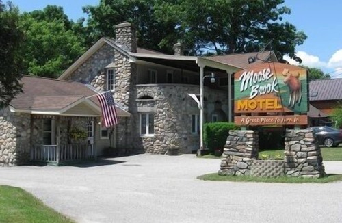 Upper Village Hotel | Moose Brook Motel