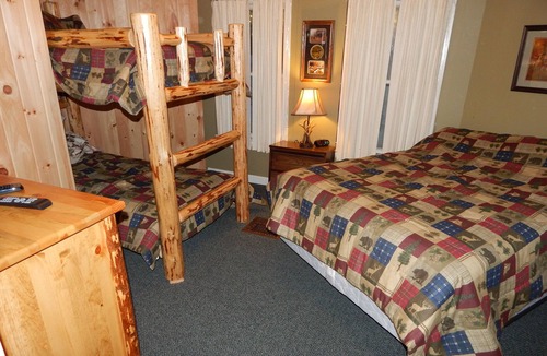 Eustis Cabin | Moose Creek Lodge- Large Space for Friends and Family.