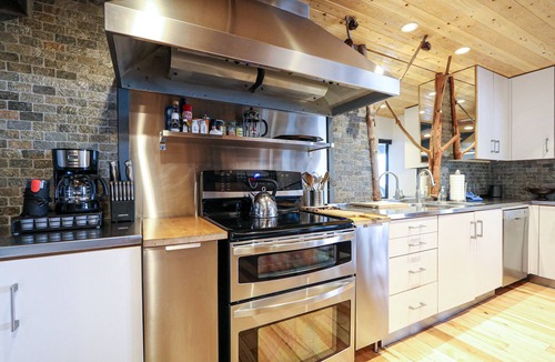 Majestic Pines Condo | Mountain Cabin, Open Floor Plan, Private Washer/Dryer. Near the Golf Course