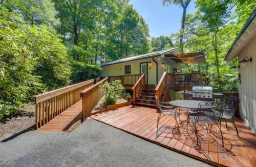 Newland Cabin | Mountain fun for the fam! Pool, Hiking, Golf & Blue Ridge Parkway!