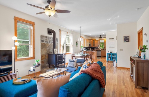 Burnsville Cottage | Mountain Serenity Awaits-Charming 3 BDR Cottage w/Scenic Views and Privacy
