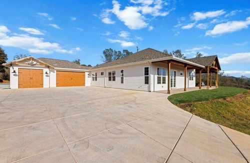 Jayhawk House | Mountain Top Room with a View in serene 10 Acre Lot Placerville
