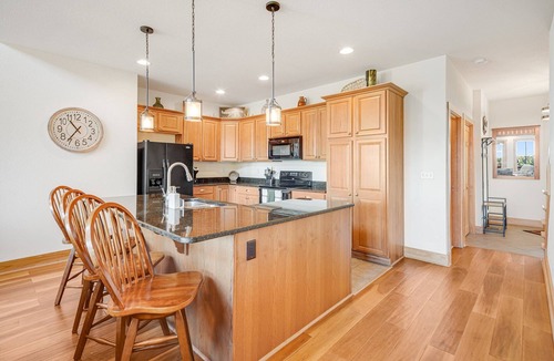 Wolf Laurel House | Mountain Views - Hot Tub - Firepit - Gameroom - Near Blue Ridge Parkway & AVL