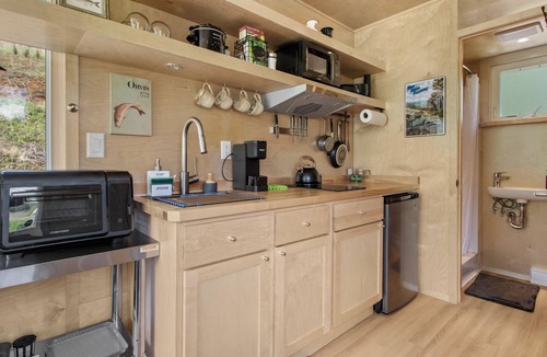 Burnsville Apartment | Mtn View Tiny Home ~ Hot Tub ~ Fire Pit ~ 10 Mins to Town