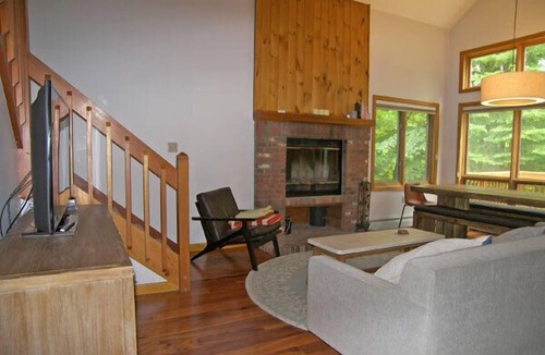 Lincoln House | Multi-level, spacious, AC/FP, wood view, deck, swim club. F1344 by LRS