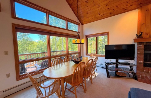 Carroll House | MWP69 Spacious 5-bedroom condo, partial Notch views, 2 min to skiing, Dog Friendly!
