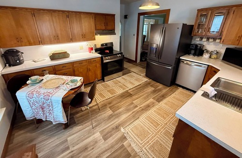 Greenville House | Near Eldora - Teams, Crews, Families & Pets, Privacy - Sleeps 12 NO CLEANING FEE