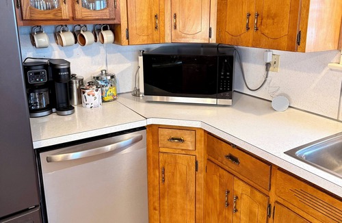 Greenville House | Near Eldora - Teams, Crews, Families & Pets, Privacy - Sleeps 12 NO CLEANING FEE