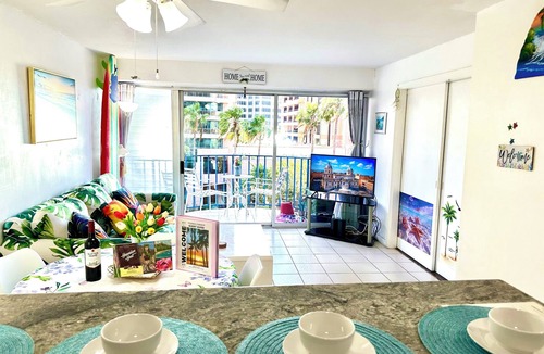 McCully - Moiliili Apartment | Near WAIKIKI Beach, FREE parking, POOL View, Sleep 6