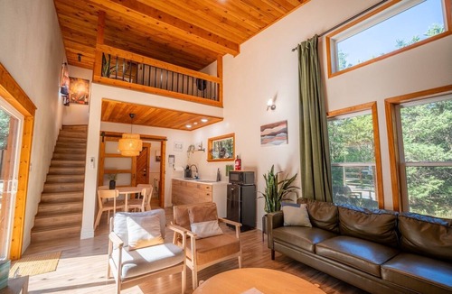 Wills Point Cabin | NestScape–-Stargaze from Bed + Outdoor Tub & Movie