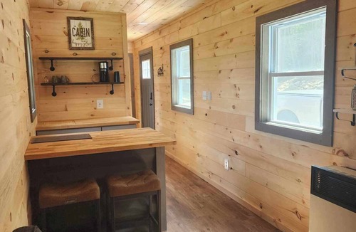Errol Cabin | New 1 bedroom Container cabin with direct trail access (cabin 3)
