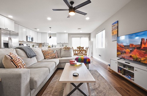 South Mountain House | New 2025 Modern Home, Ice-Cold A/C, 8 Min to Sky Harbor, Sleeps 6