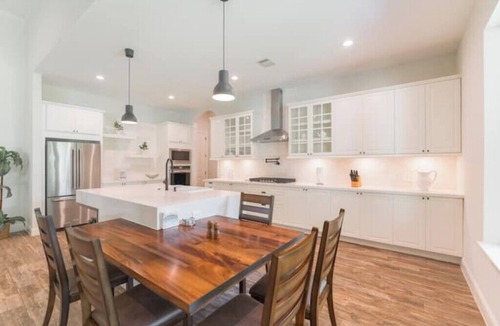 Hufsmith House | New 4bdr in Gated Comm + HUGE Summer Kitchen Area